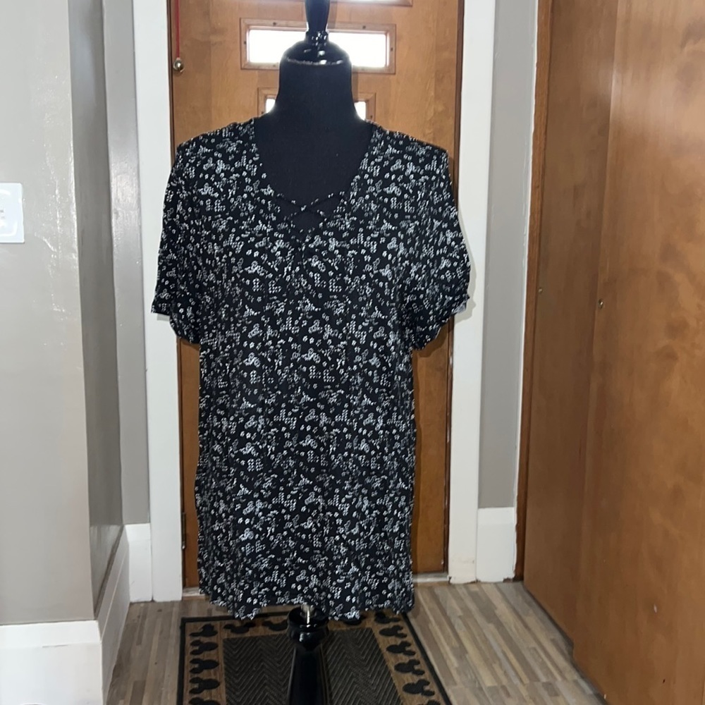 Old navy black and white floral print lace up tee